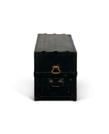 A RARE, BLACK WOODEN EXPLORATOR'S CAMP BED TRUNK WITH BLACK LACQUERED IRON & BRASS HARDWARE - Foto 6