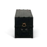 A RARE, BLACK WOODEN EXPLORATOR'S CAMP BED TRUNK WITH BLACK LACQUERED IRON & BRASS HARDWARE - Foto 6