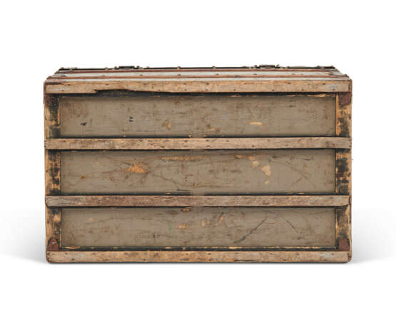 A GRIS TRIANON COATED CANVAS TRUNK WITH BLACK LACQUERED IRON HARDWARE - фото 7