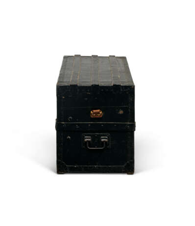 A RARE, BLACK WOODEN EXPLORATOR'S CAMP BED TRUNK WITH BLACK LACQUERED IRON & BRASS HARDWARE - Foto 7