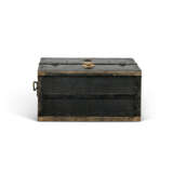 A RARE, BLACK WOODEN EXPLORATOR'S CAMP BED TRUNK WITH BLACK LACQUERED IRON & BRASS HARDWARE - Foto 8