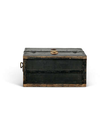 A RARE, BLACK WOODEN EXPLORATOR'S CAMP BED TRUNK WITH BLACK LACQUERED IRON & BRASS HARDWARE - Foto 8