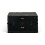 A RARE, BLACK WOODEN EXPLORATOR'S CAMP BED TRUNK WITH BLACK LACQUERED IRON & BRASS HARDWARE - Foto 9