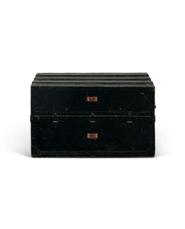 A RARE, BLACK WOODEN EXPLORATOR'S CAMP BED TRUNK WITH BLACK LACQUERED IRON & BRASS HARDWARE - Foto 9