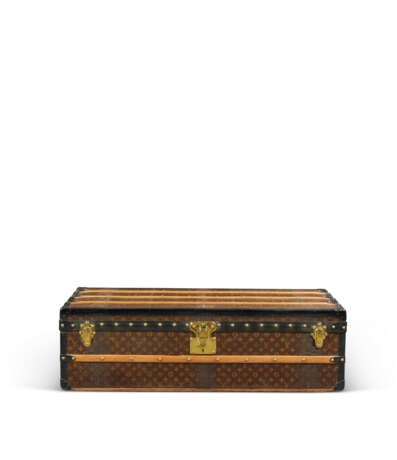 A MONOGRAM CANVAS CABIN 110 TRUNK WITH BRASS HARDWARE - Foto 2