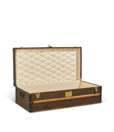 A MONOGRAM CANVAS CABIN 110 TRUNK WITH BRASS HARDWARE - Foto 3