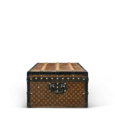 A MONOGRAM CANVAS CABIN 110 TRUNK WITH BRASS HARDWARE - Foto 4