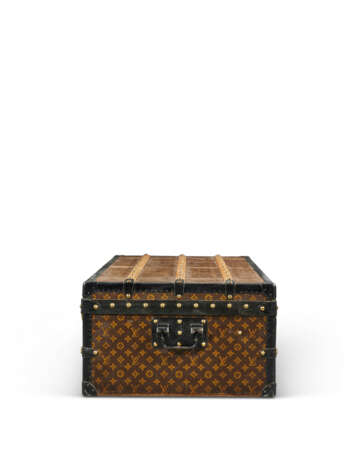 A MONOGRAM CANVAS CABIN 110 TRUNK WITH BRASS HARDWARE - Foto 5