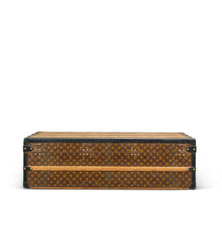 A MONOGRAM CANVAS CABIN 110 TRUNK WITH BRASS HARDWARE - Foto 6