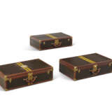 A GROUP OF THREE: A MONOGRAM CANVAS LEATHER BLISTEN 75 & TWO ALZER 75 SUITCASES WITH BRASS HARDWARE - photo 2