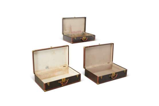 A GROUP OF THREE: A MONOGRAM CANVAS LEATHER BLISTEN 75 & TWO ALZER 75 SUITCASES WITH BRASS HARDWARE - photo 3