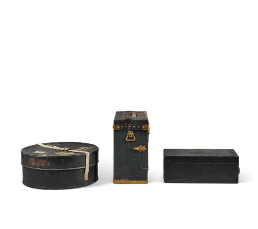A GROUP OF THREE: A BLACK VUITTONITE CANVAS CHAUFFEUR'S KIT & TWO AUTOMOBILE TRUNKS WITH BRASS HARDWARE - photo 4