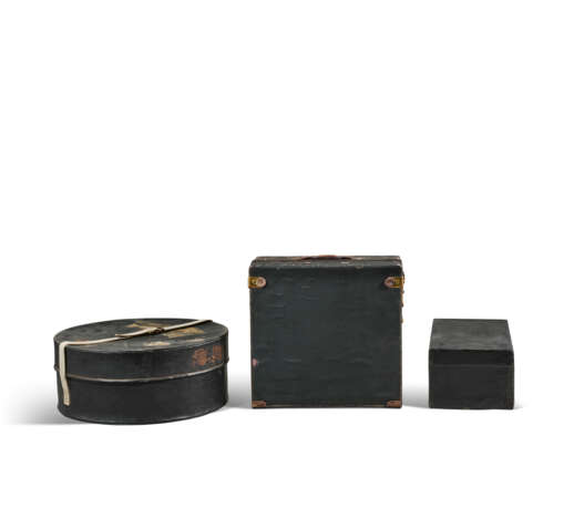 A GROUP OF THREE: A BLACK VUITTONITE CANVAS CHAUFFEUR'S KIT & TWO AUTOMOBILE TRUNKS WITH BRASS HARDWARE - photo 5