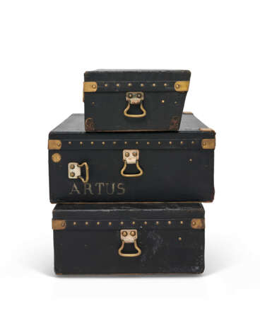 A GROUP OF THREE: BLACK VUITTONITE CANVAS STACKABLE CAR TRUNKS WITH BRASS HARDWARE - Foto 4