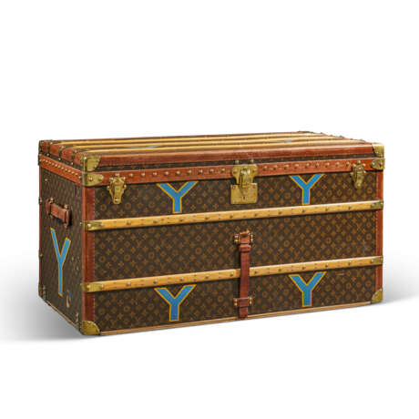 A MONOGRAM CANVAS COURRIER 110 TRUNK WITH BRASS HARDWARE - Foto 1