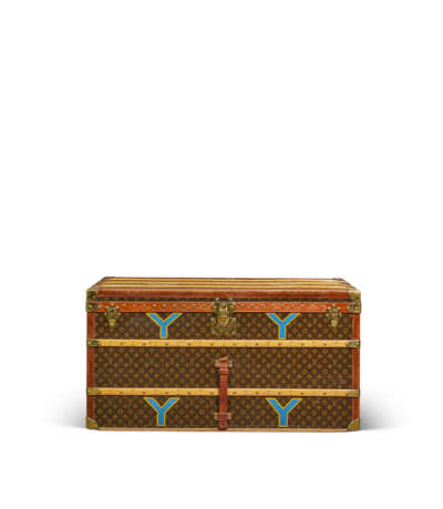 A MONOGRAM CANVAS COURRIER 110 TRUNK WITH BRASS HARDWARE - Foto 2