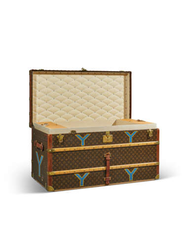 A MONOGRAM CANVAS COURRIER 110 TRUNK WITH BRASS HARDWARE - Foto 3