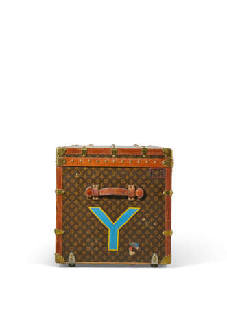 A MONOGRAM CANVAS COURRIER 110 TRUNK WITH BRASS HARDWARE - Foto 4