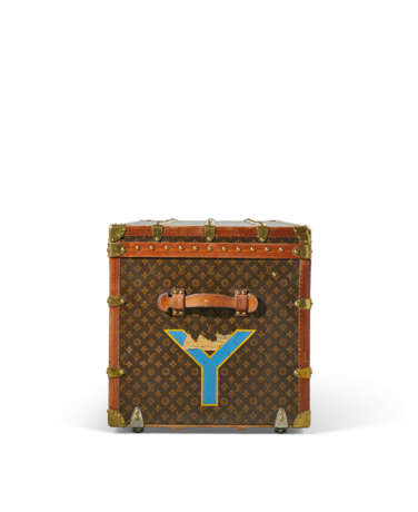 A MONOGRAM CANVAS COURRIER 110 TRUNK WITH BRASS HARDWARE - Foto 5