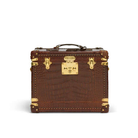 A SPECIAL ORDER SHINY BROWN ALLIGATOR CAVIAR SET BOX WITH GOLD HARDWARE - photo 3