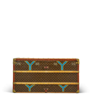 A MONOGRAM CANVAS COURRIER 110 TRUNK WITH BRASS HARDWARE - Foto 6