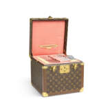 A SPECIAL ORDER MONOGRAM CANVAS BOX FOR BIRTHDAY CAKE WITH BRASS HARDWARE, BY TOMOKO TASHIRO - Foto 4