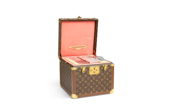 A SPECIAL ORDER MONOGRAM CANVAS BOX FOR BIRTHDAY CAKE WITH BRASS HARDWARE, BY TOMOKO TASHIRO - photo 4