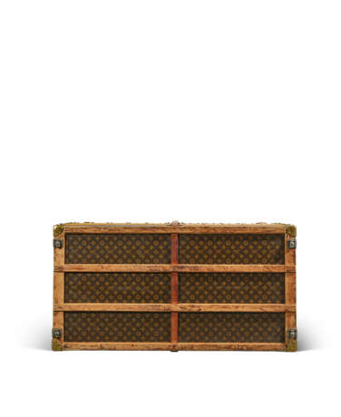 A MONOGRAM CANVAS COURRIER 110 TRUNK WITH BRASS HARDWARE - Foto 7