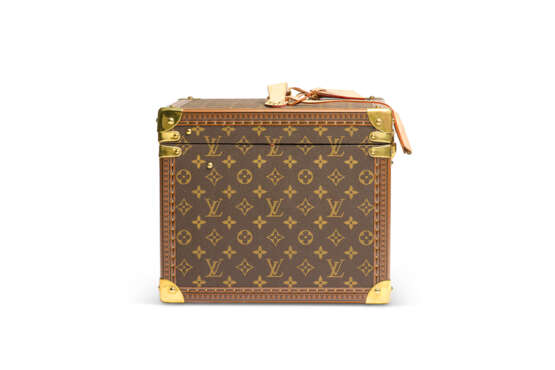 A SPECIAL ORDER MONOGRAM CANVAS BOX FOR BIRTHDAY CAKE WITH BRASS HARDWARE, BY TOMOKO TASHIRO - Foto 5