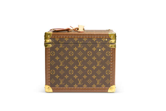 A SPECIAL ORDER MONOGRAM CANVAS BOX FOR BIRTHDAY CAKE WITH BRASS HARDWARE, BY TOMOKO TASHIRO - Foto 6