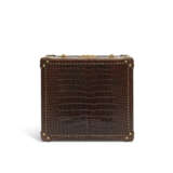 A SPECIAL ORDER SHINY BROWN ALLIGATOR CAVIAR SET BOX WITH GOLD HARDWARE - Foto 6