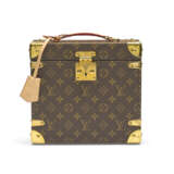 A SPECIAL ORDER MONOGRAM CANVAS PERFUME TRUNK WITH BRASS HARDWARE - Foto 3