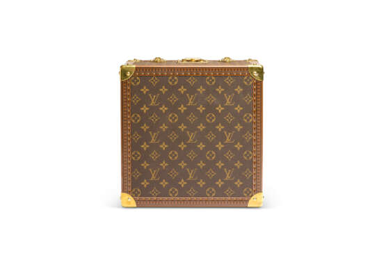 A SPECIAL ORDER MONOGRAM CANVAS BOX FOR BIRTHDAY CAKE WITH BRASS HARDWARE, BY TOMOKO TASHIRO - Foto 8