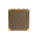 A SPECIAL ORDER MONOGRAM CANVAS BOX FOR BIRTHDAY CAKE WITH BRASS HARDWARE, BY TOMOKO TASHIRO - Foto 8