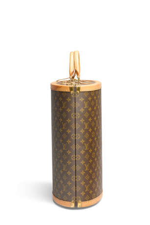 A LIMITED EDITION MONOGRAM CANVAS SHOE CASE WITH BRASS HARDWARE BY MANOLO BLAHNIK FOR THE CENTENARY OF THE ICONIC MONOGRAM - фото 4