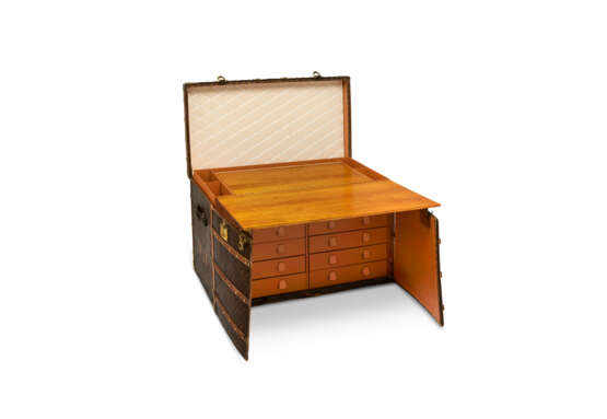 A MONOGRAM CANVAS DESK TRUNK WITH DOORS AND DRAWERS WITH BRASS HARDWARE - Foto 3