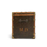 A MONOGRAM CANVAS DESK TRUNK WITH DOORS AND DRAWERS WITH BRASS HARDWARE - Foto 5