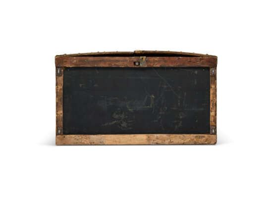A MONOGRAM CANVAS DESK TRUNK WITH DOORS AND DRAWERS WITH BRASS HARDWARE - Foto 7
