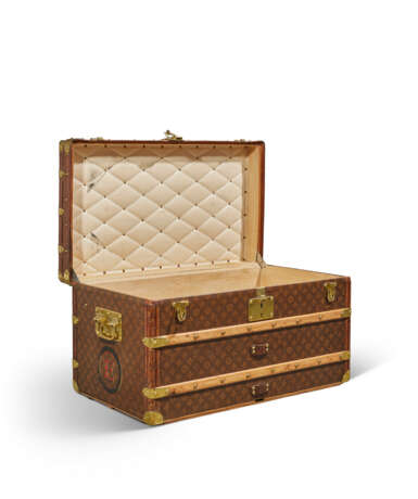 A MONOGRAM CANVAS COURRIER 80 TRUNK WITH BRASS HARDWARE - фото 3
