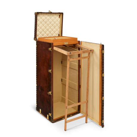 A NATURAL COWHIDE LEATHER WARDROBE TRUNK WITH BRASS HARDWARE - Foto 1