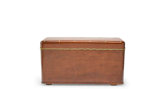 A MAHOGANY RUNNING-BOARD TRUNK FOR AUTOMOBILE TOOLS WITH BRASS HARDWARE - Foto 7