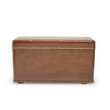 A MAHOGANY RUNNING-BOARD TRUNK FOR AUTOMOBILE TOOLS WITH BRASS HARDWARE - Foto 7