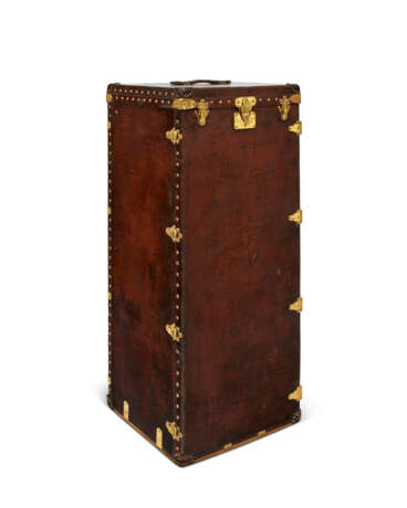 A NATURAL COWHIDE LEATHER WARDROBE TRUNK WITH BRASS HARDWARE - Foto 2