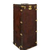 A NATURAL COWHIDE LEATHER WARDROBE TRUNK WITH BRASS HARDWARE - Foto 2