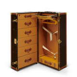 A BROWN VUITTONITE CANVAS WARDROBE TRUNK WITH BRASS HARDWARE - Foto 1
