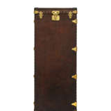 A NATURAL COWHIDE LEATHER WARDROBE TRUNK WITH BRASS HARDWARE - Foto 3