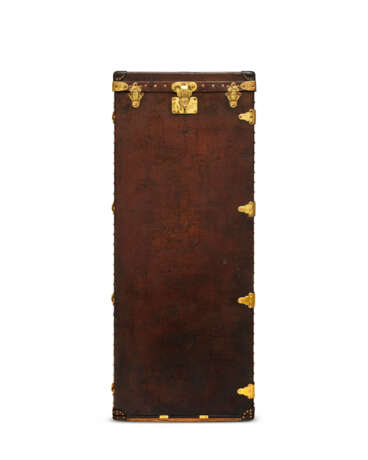 A NATURAL COWHIDE LEATHER WARDROBE TRUNK WITH BRASS HARDWARE - Foto 3
