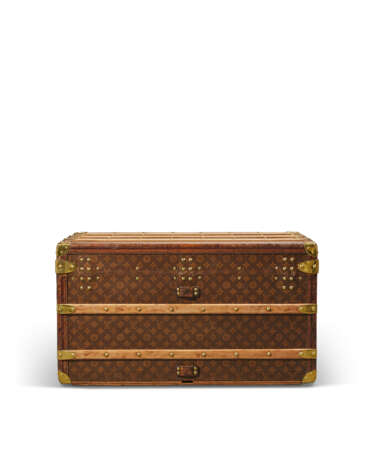 A MONOGRAM CANVAS COURRIER 80 TRUNK WITH BRASS HARDWARE - фото 6