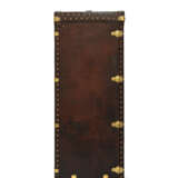 A NATURAL COWHIDE LEATHER WARDROBE TRUNK WITH BRASS HARDWARE - Foto 4