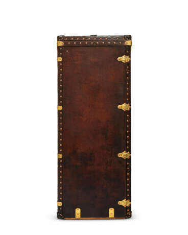 A NATURAL COWHIDE LEATHER WARDROBE TRUNK WITH BRASS HARDWARE - Foto 4